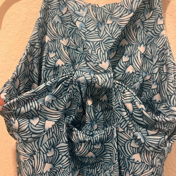 Patagonia Blue and Gray Leaf Pattern Apparel - Picture 2 of 4